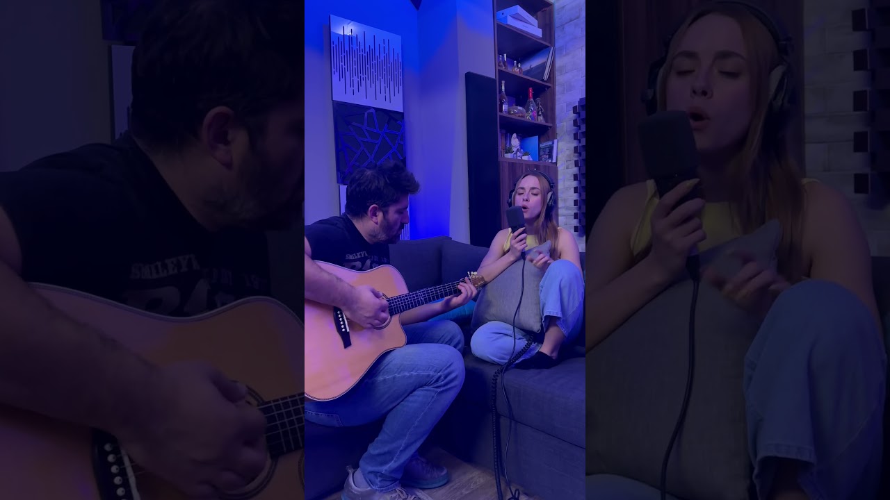Esmeralda singing with her guitarist