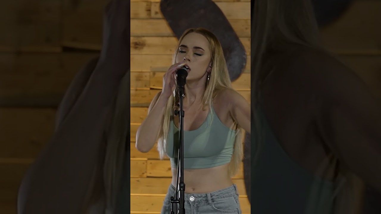 Esmeralda performing live